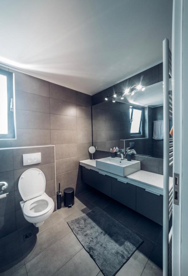 Minimal Brand New Loft Next To Subway Apartment Atena Exterior foto
